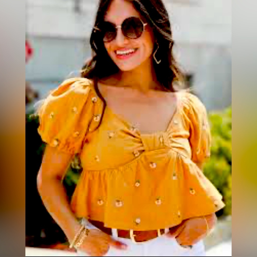 Goldenrod Yellow Embroidered Daisy Puff Sleeve Crop Top – Size M – NWT 🌼✨